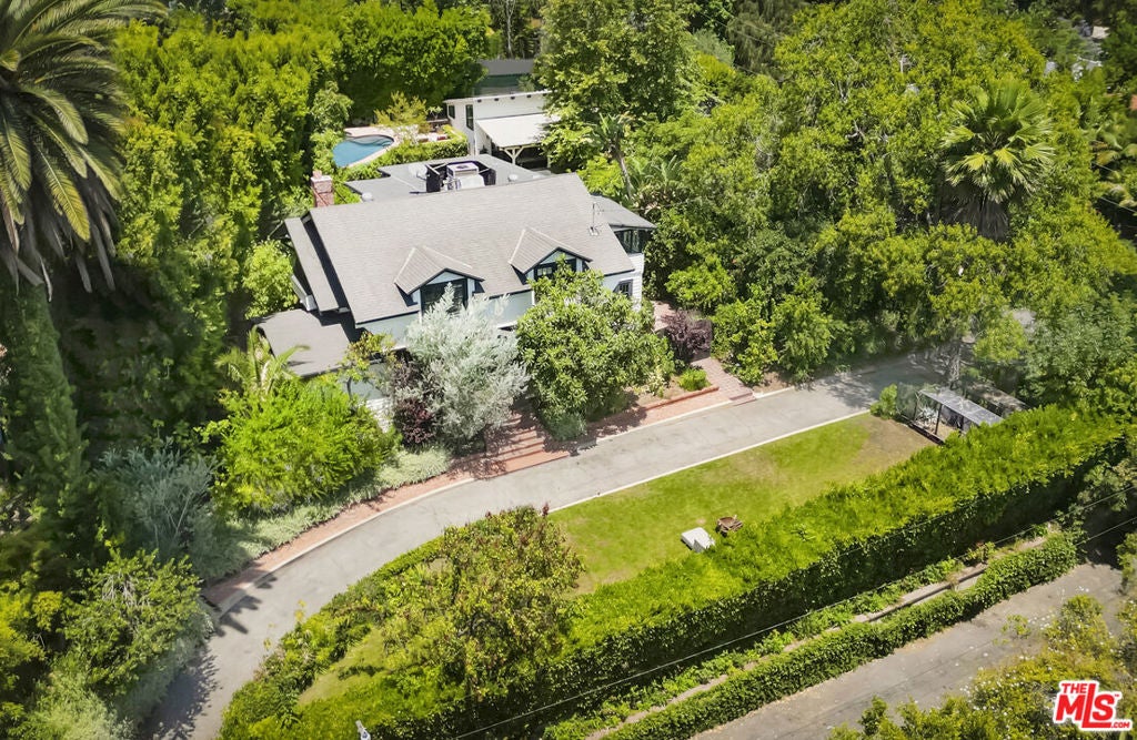 2004 La Brea Terrace