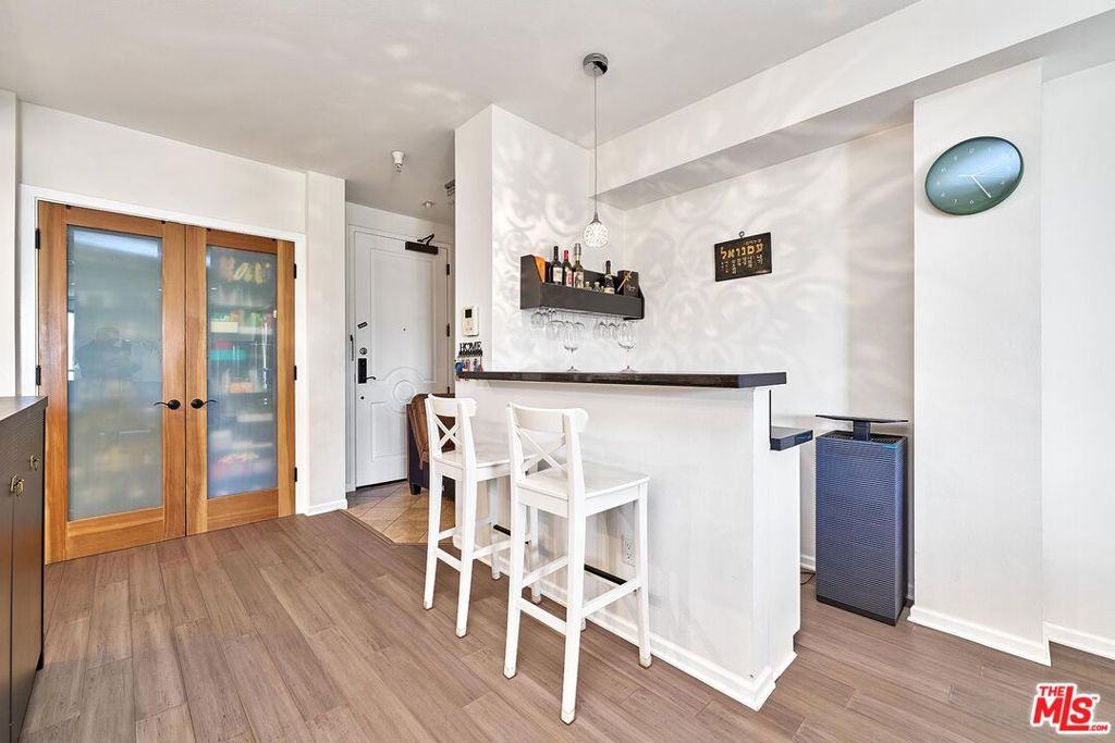 871 Crenshaw Boulevard 305