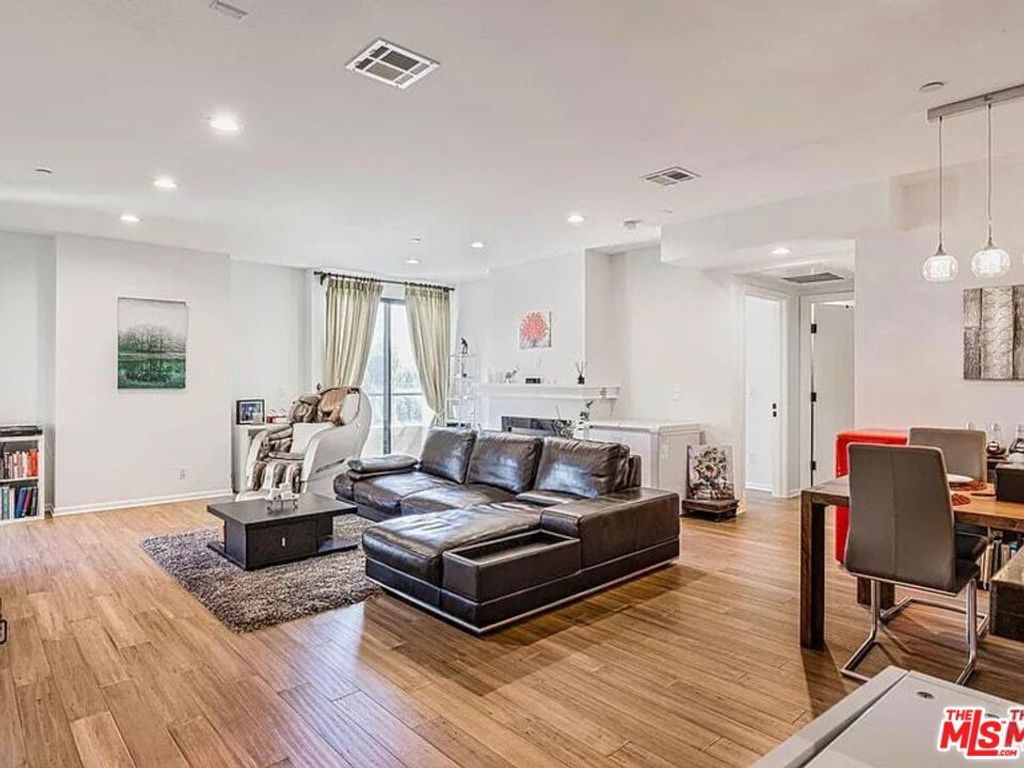 Photo of 871 Crenshaw Boulevard #305, Los Angeles, CA 90005 (MLS # 25609905)