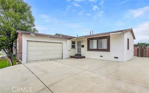Photo of 11012 Noble, San Fernando, CA 91345 (MLS # SR25280020)