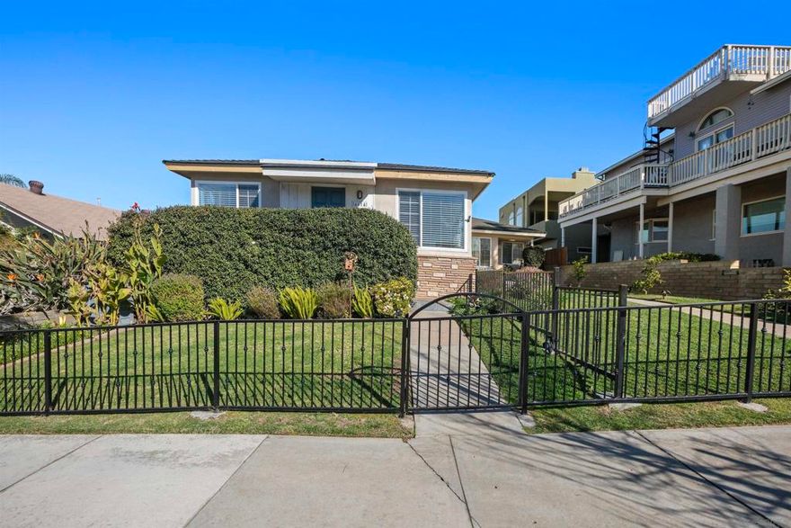 Beach Cottage in the heart of Ocean Beach! Beautiful 2-bedroom, 1 bath home fully furnished with everything you need including a full-size washer and dryer! Located just 5 blocks from the beach and walking distance to local shops, restaurants, and boutiques. Private front yard, and shared back deck with ocean views, and Jacuzzi. Come and enjoy all that San Diego has to offer! Owner to approve all pets. Available for short term or long-term lease. All utilities included in rent.