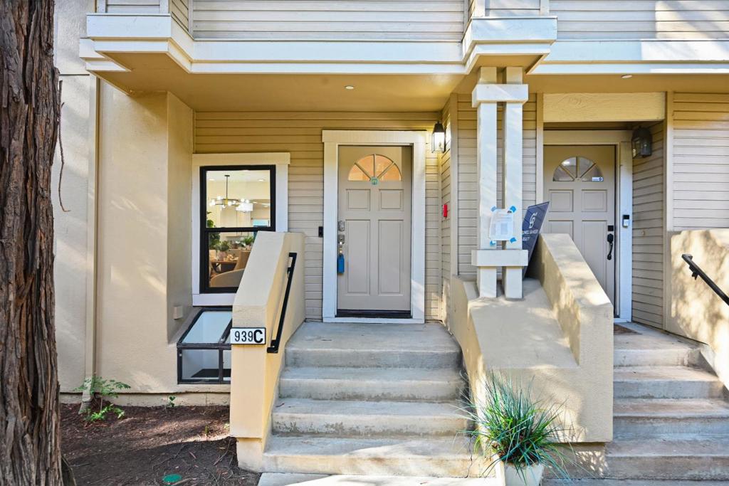939 La Mesa Terrace C