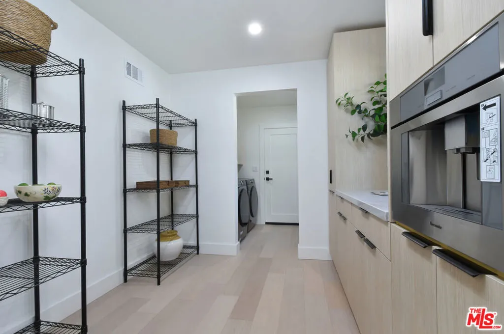 Encino, California 91436, United States, 4 Bedrooms Bedrooms, ,2 BathroomsBathrooms,Residential,Active,159160