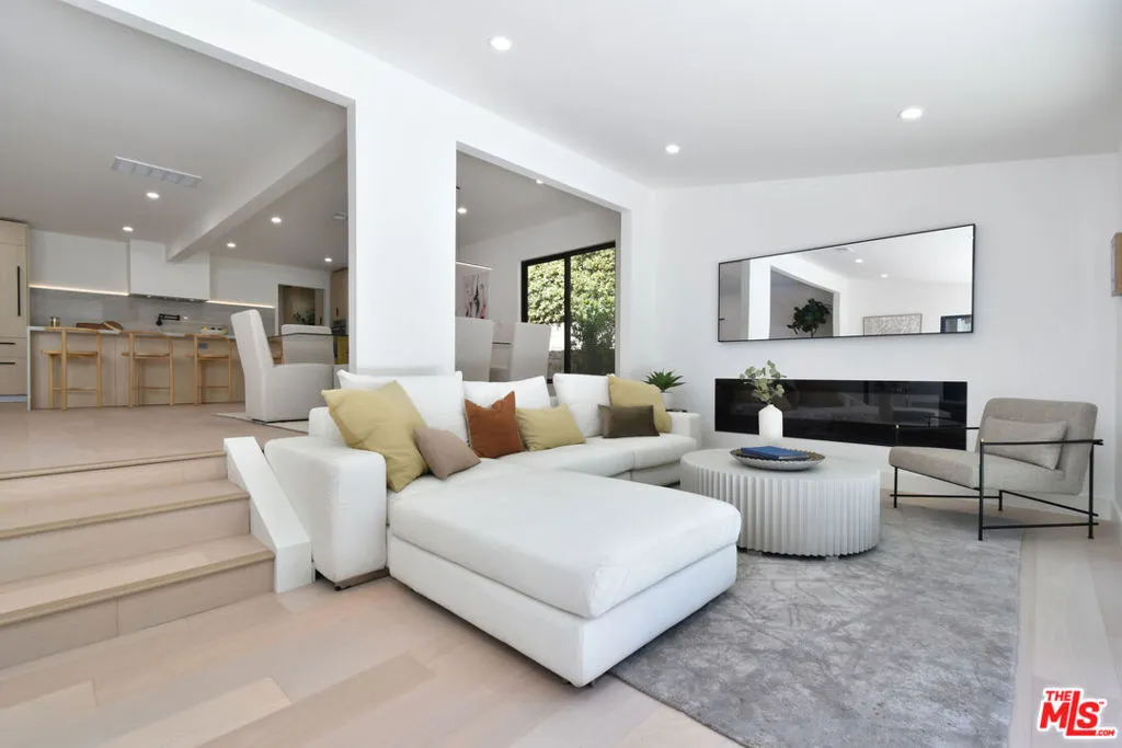 Encino, California 91436, United States, 4 Bedrooms Bedrooms, ,2 BathroomsBathrooms,Residential,Active,159160