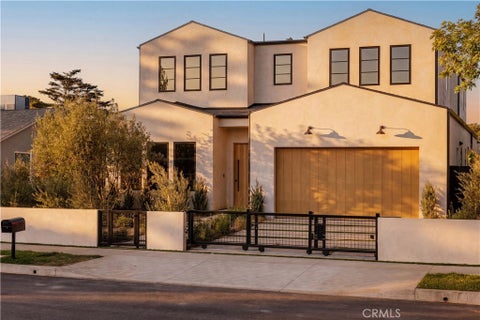 Photo of 4926 Nagle Avenue, Sherman Oaks, CA 91423 (MLS # SR26192382)
