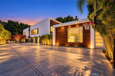 Photo of 4757 White Oak Ave, Encino, CA 91316 (MLS # SR26210278)