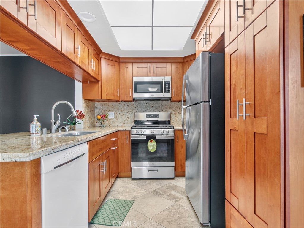1159 E 1st