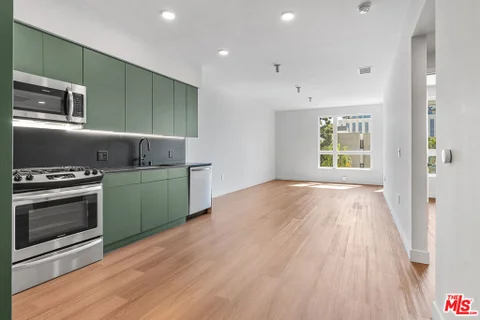 MLS: 26870357