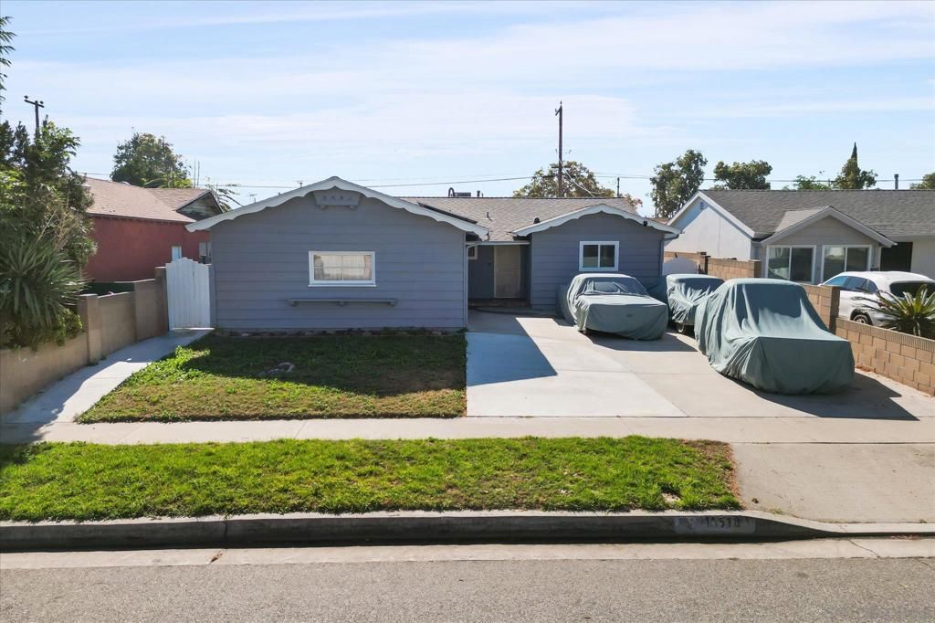 Photo of 11518 205th St St, Lakewood, CA 90715 (MLS # 260006036SD)