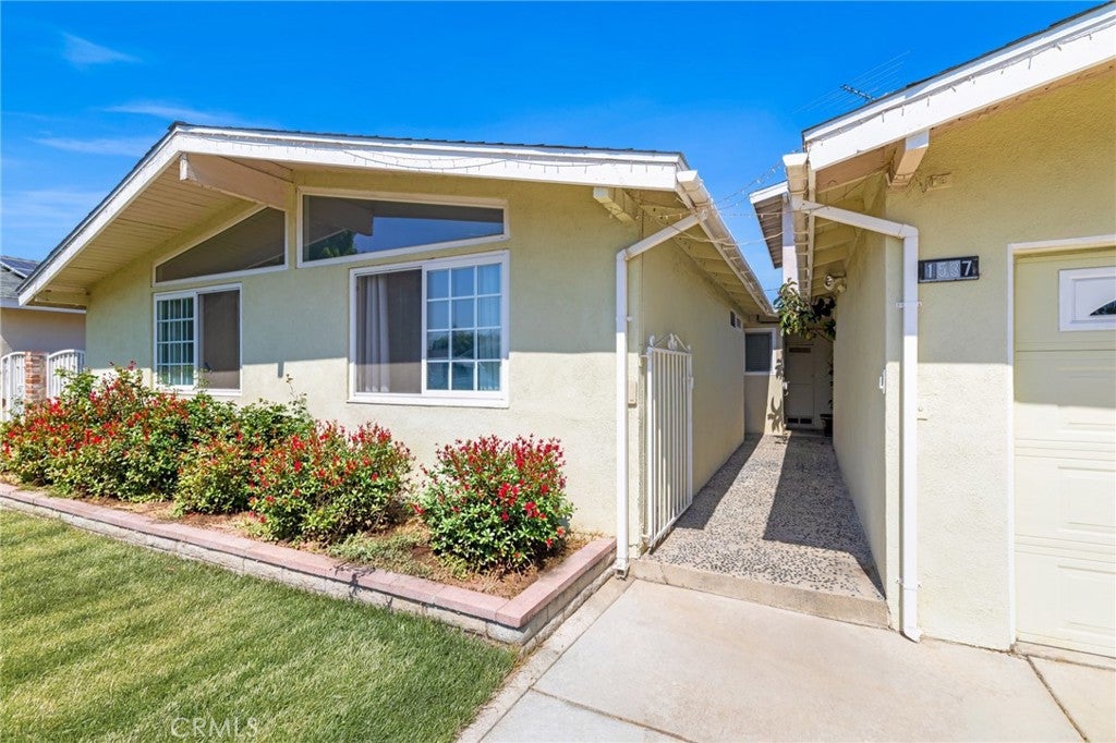 1537 W Edithia