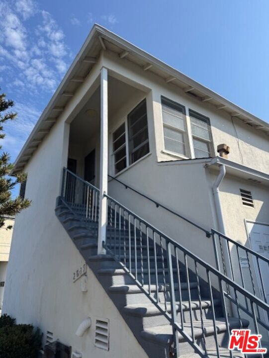 Sunset Park, NO COMMON WALLS!!! Only garages below you.. No one above you and no one on either side of this unit. Second Floor older deco style with airy very large and open interior. New Washer and Dryer being installed. New Ceiling fans in each bedroom. Original hardwood and tile. Live close to the Parks, restaurants, shops and more. Won't last long so come see it while its available.
