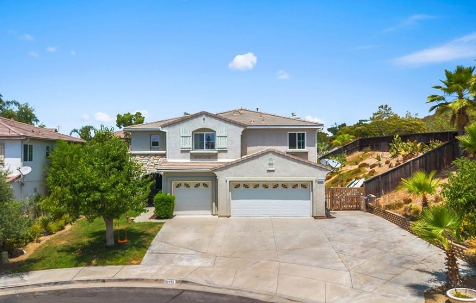 Welcome to this charming, turn-key 4-bedroom, 3-bathroom home. Nestled at the end of a peaceful cul-de-sac in a highly sought-after neighborhood. Boasting the largest lot in the area, this property offers ample outdoor space, perfect for entertaining. Bonus room down stairs and den up stairs. Don’t miss out on this unique opportunity! The best thing NO HOA