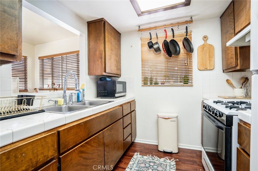 listing image 130729353859223828093