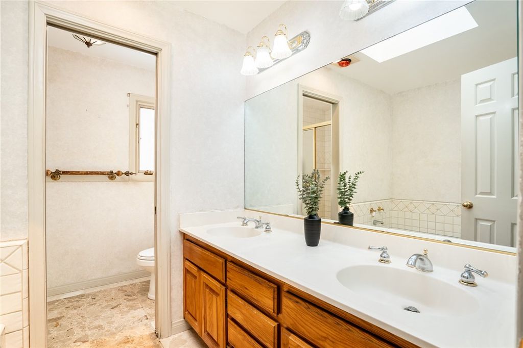 listing image 130720771312650043797
