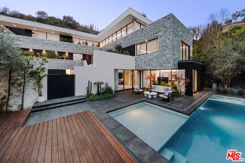 7681 Willow Glen Road Los Angeles CA 90046