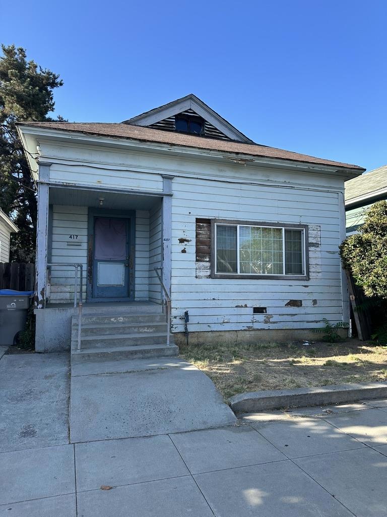 fixer-upper! Here is a blank canvas for your creativity! this property is very close to downtown and all amenities. walking distance to San Pedro Square and Japan Town and much more!!