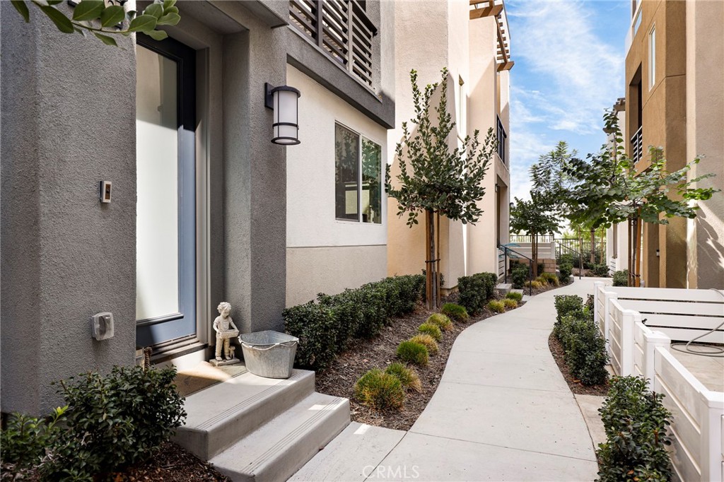 1642 W Saratoga Lane