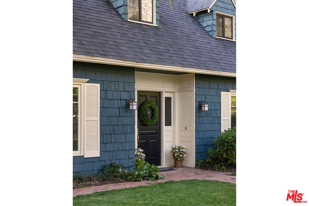 2555 N Altadena Drive