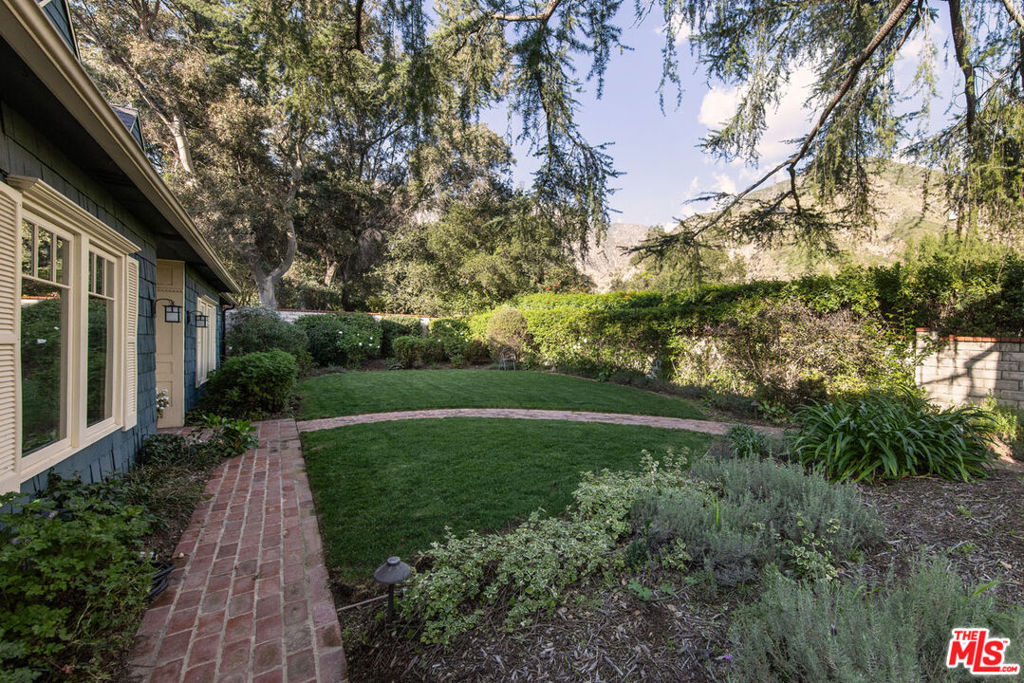 2555 N Altadena Drive