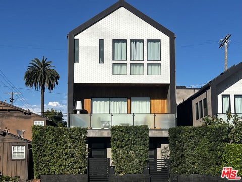 Photo of 2606 S Barrington Avenue, Los Angeles, CA 90064 (MLS # 26987165)