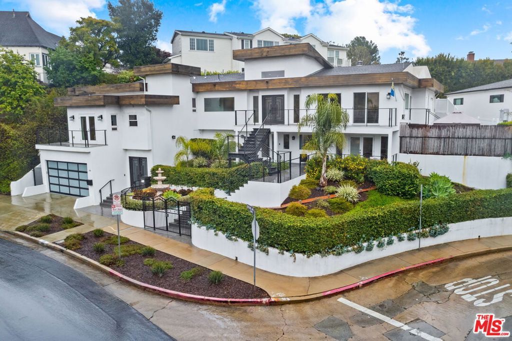 Photo of 436 Levering Avenue, Los Angeles, CA 90024 (MLS # 25497553)