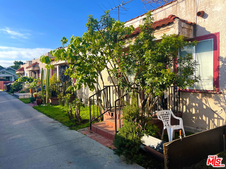 1191 W 39th Place