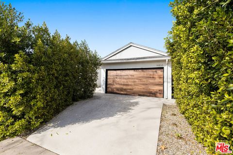 Photo of 19833 Bassett Street, Winnetka, CA 91306 (MLS # 26649441)