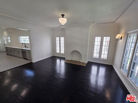 Photo of 351 S Detroit Street #2, Los Angeles, CA 90036 (MLS # 26829259)