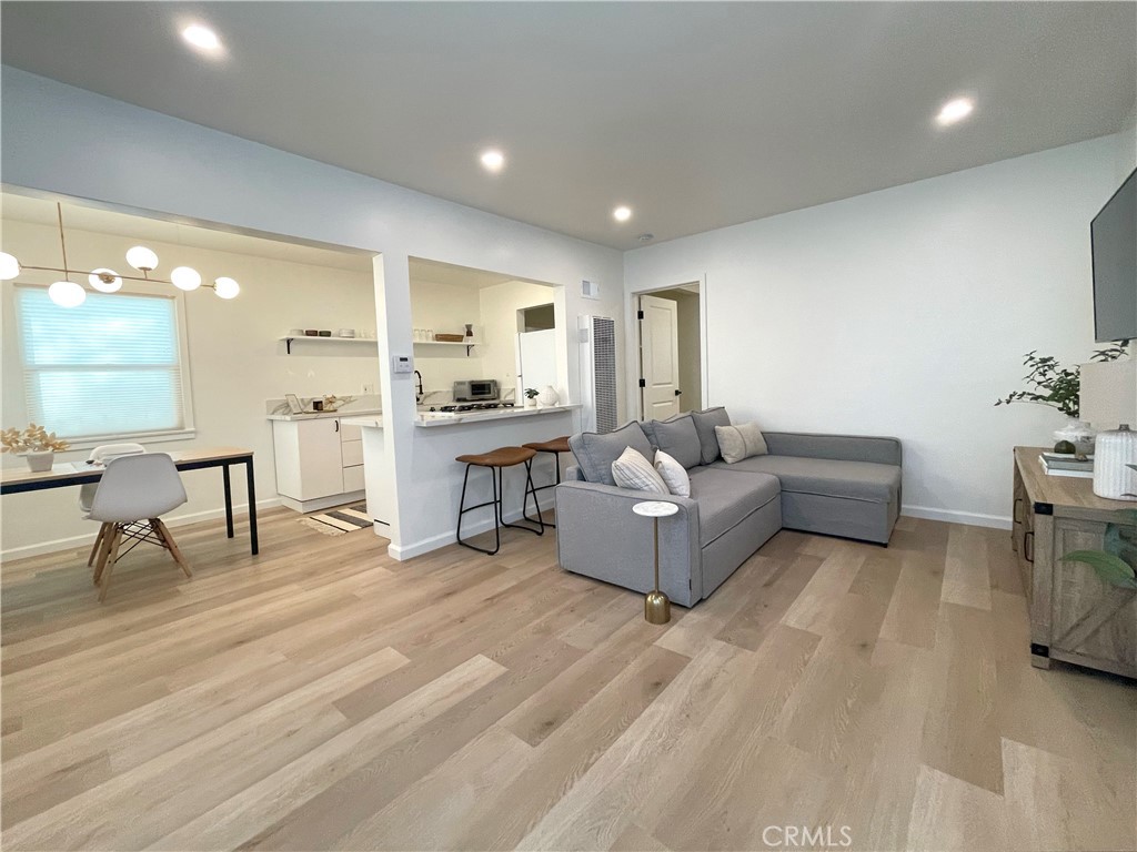 813 W Beach Avenue