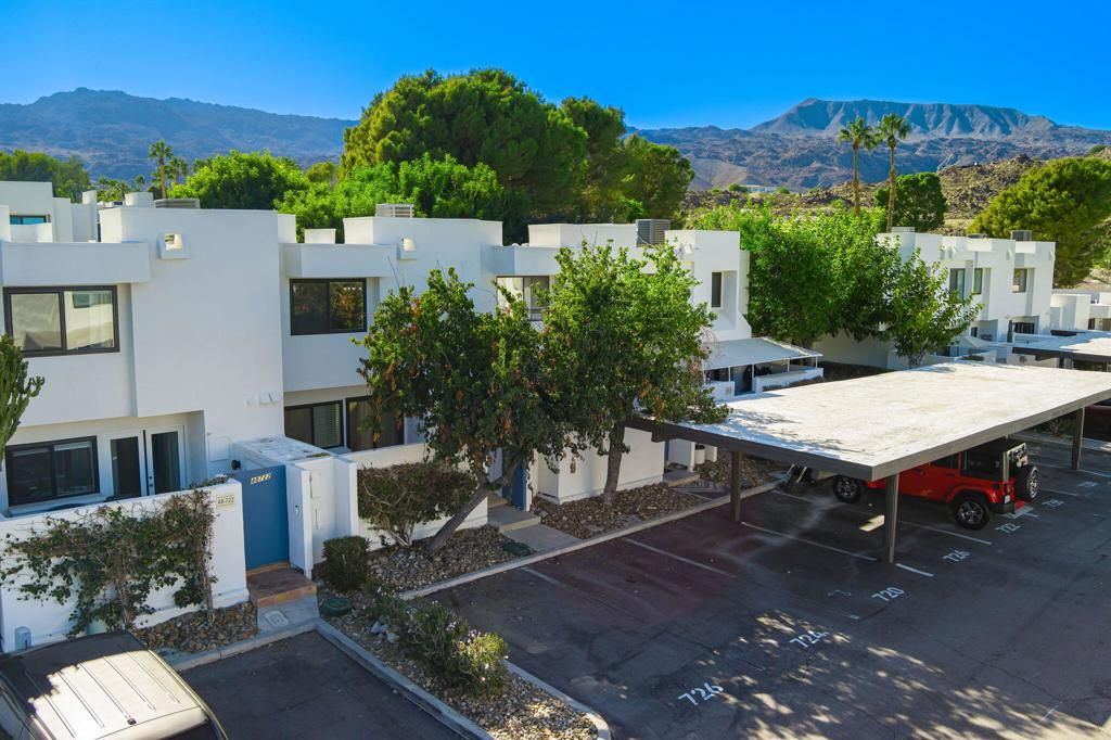 Photo of 48724 Desert Flower Drive, Palm Desert, CA 92260 (MLS # 219138674DA)