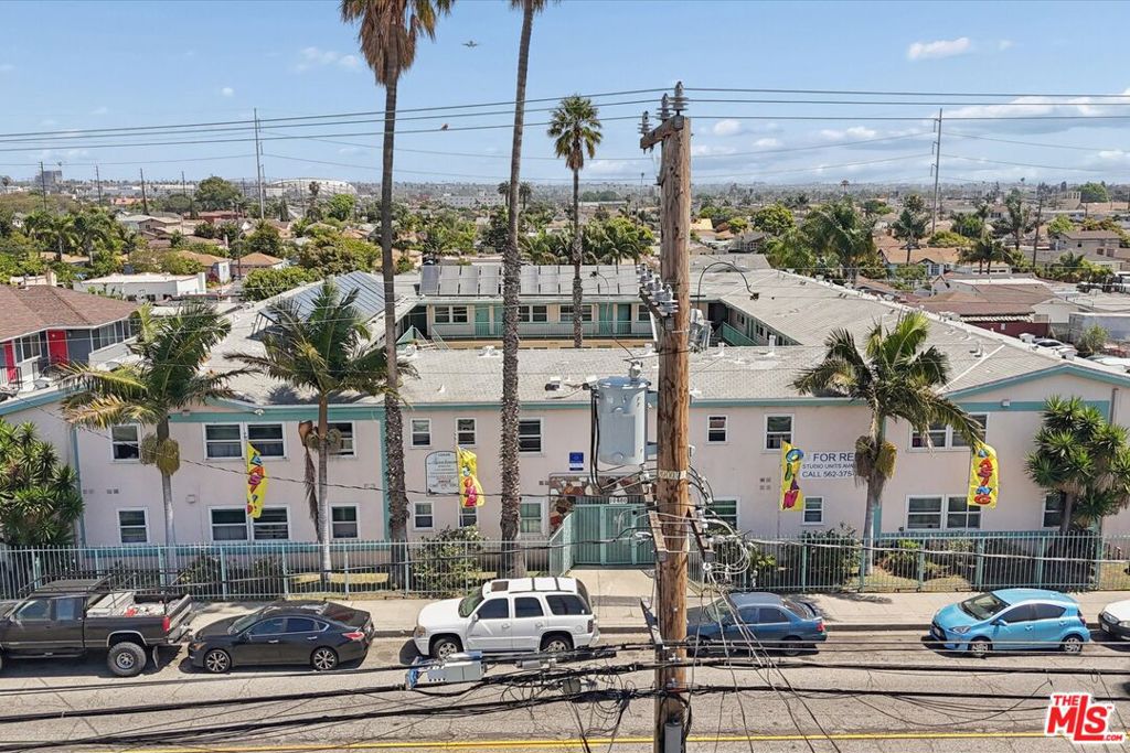 10600 S Inglewood Avenue