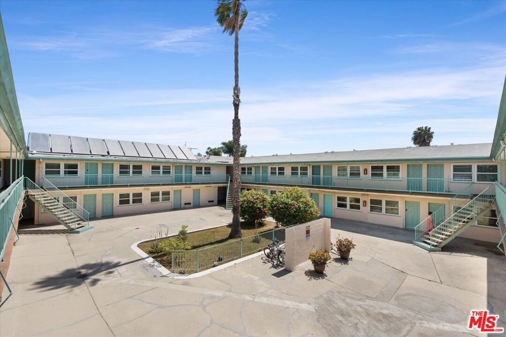 10600 S Inglewood Avenue