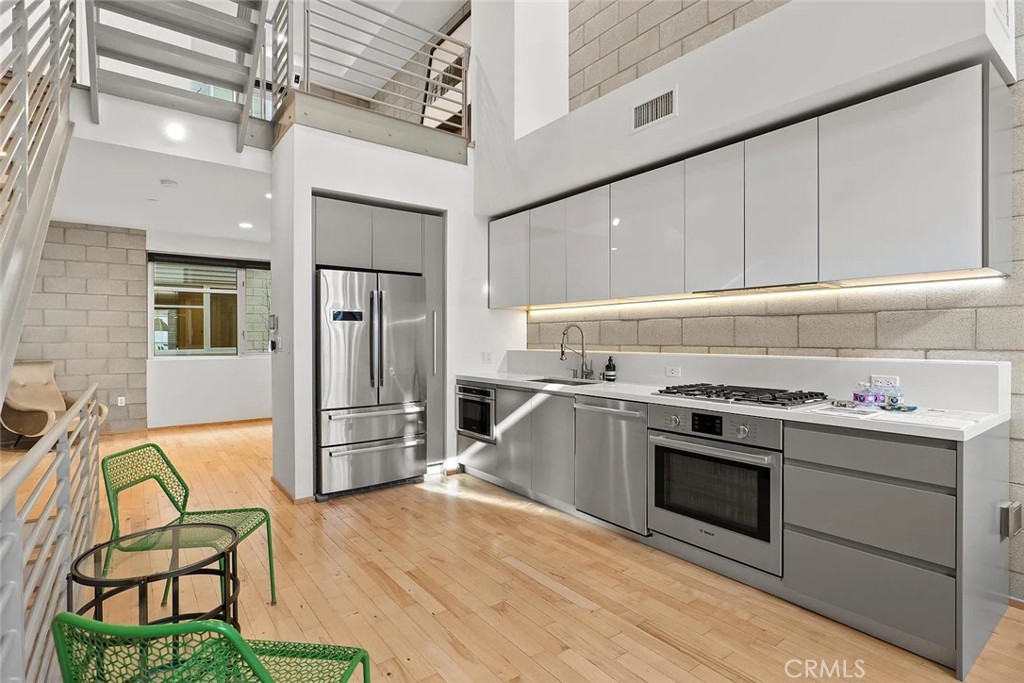 Properties 3 3450 Cahuenga Boulevard 402