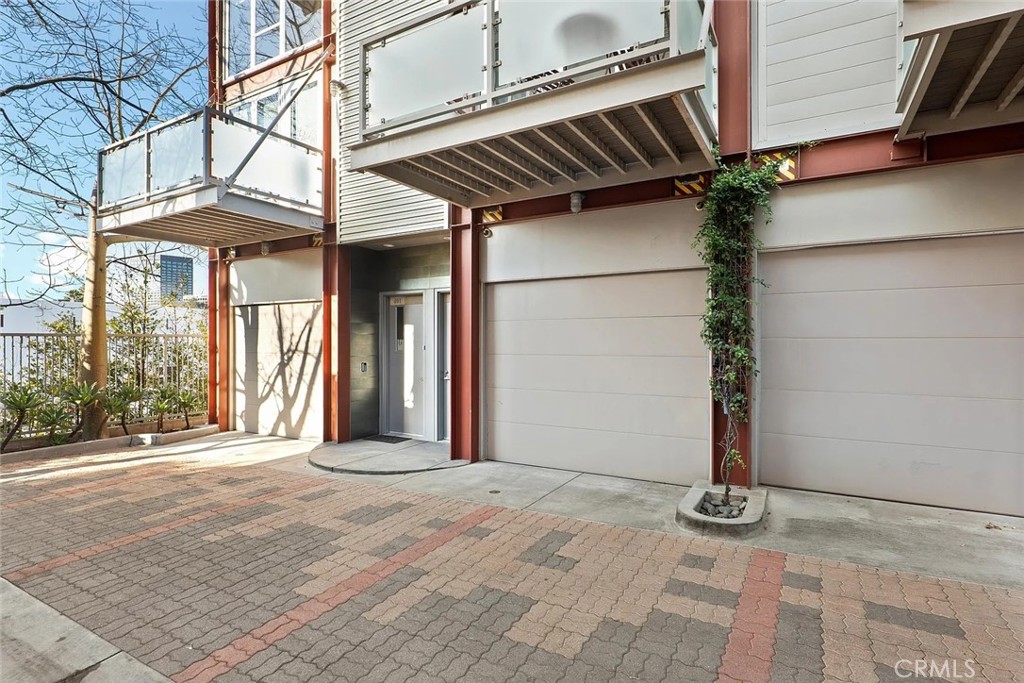 Properties 1 3450 Cahuenga Boulevard 402