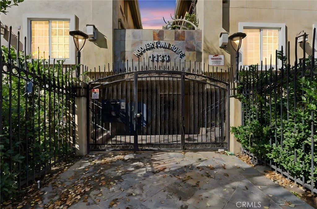 Photo of 1133 S Hoover St #416, Los Angeles, CA 90006 (MLS # AR26040565)