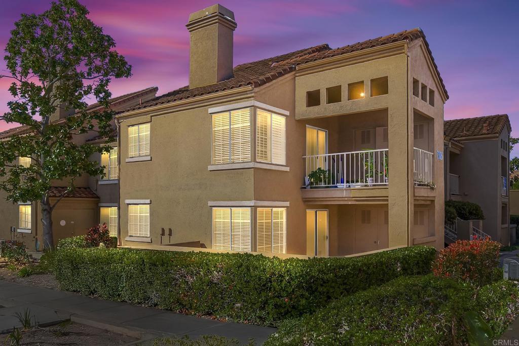 2 BEDROOM, 2 BATH SINGLE STORY CORNER UNIT IN THE HIGHLY SOUGHT AFTER COMPLEX OF CANYON PARK VILLAS IN SORRENTO VALLEY/MIRA MESA AND THIS ONE IS PRICED TO SELL QUICKLY AND FEATURES, WOOD LAMINATE FLOORING, SPACIOUS LIVING ROOM WITH FIREPLACE, LOTS OF NATURAL LIGHT THROUGHOUT, LARGE BEDROOMS, FORCED A/C AND HEAT, NEWER WATER HEATER, DISPOSAL, REFRIGERATOR ALONG WITH WASHER AND DRYER. LARGE PRIVATE PATIO WITH FULL SIZE LAUNDRY, 2 ASSIGNED PARKING SPACES, 1 CARPORT AND 1 UNCOVERED, HOA HAS A POOL, SPA, PARK AREA AND MUCH MORE. CLOSE TO CARMEL VALLEY, LA JOLLA, UCSD, FREEWAYS, LOCAL DINING, SHOPPING AND MUCH MORE.  SAME FLOORPLAN JUST RECENTLY SOLD AT 625K.  VA APPROVED COMPLEX