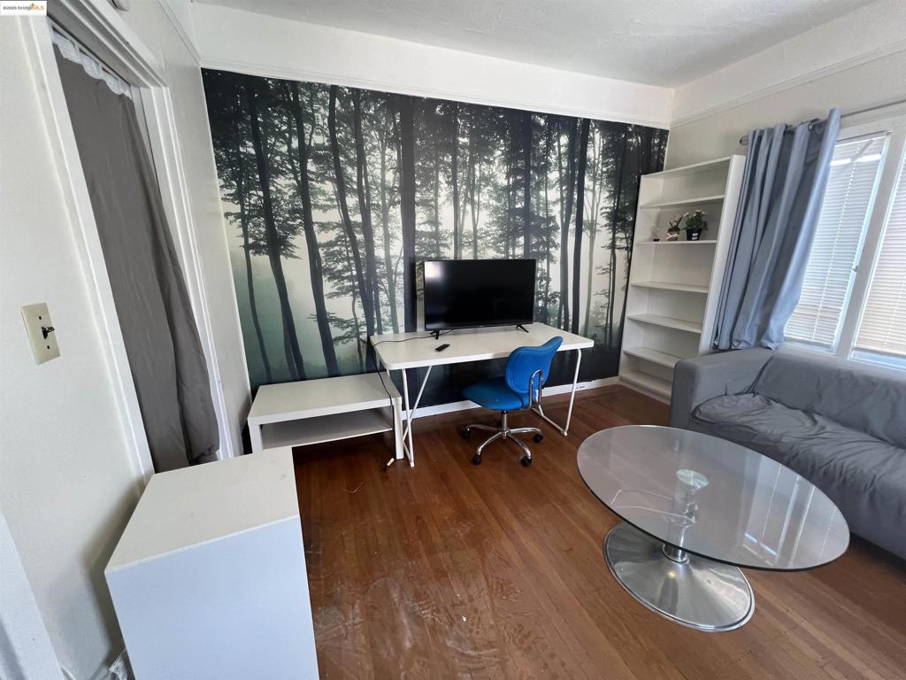 Nestled in the vibrant heart of Berkeley, this charming unit offers affordability without compromising on lifestyle. With UC Berkeley just a stroll away, students can immerse themselves in the intellectual buzz of campus life while enjoying the comforts of a separate kitchen, tranquil bedroom with extra room, and private bathroom. The property, bathed in natural light, lies conveniently close to elementary and high schools, enriching its appeal for those valuing education. The walkability of the neighborhood means everything from local eateries to cultural hotspots is just a walk away. Very budget-friendly and comfortable living space! Monthly parking is available at $100 per vehicle. Furnishings can be provided at no additional charge if required. Tenants are responsible for all utility payments. Basic internet service can be provided upon request.