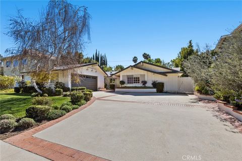 Photo of 22736 Margarita Drive, Woodland Hills, CA 91364 (MLS # SR26058812)