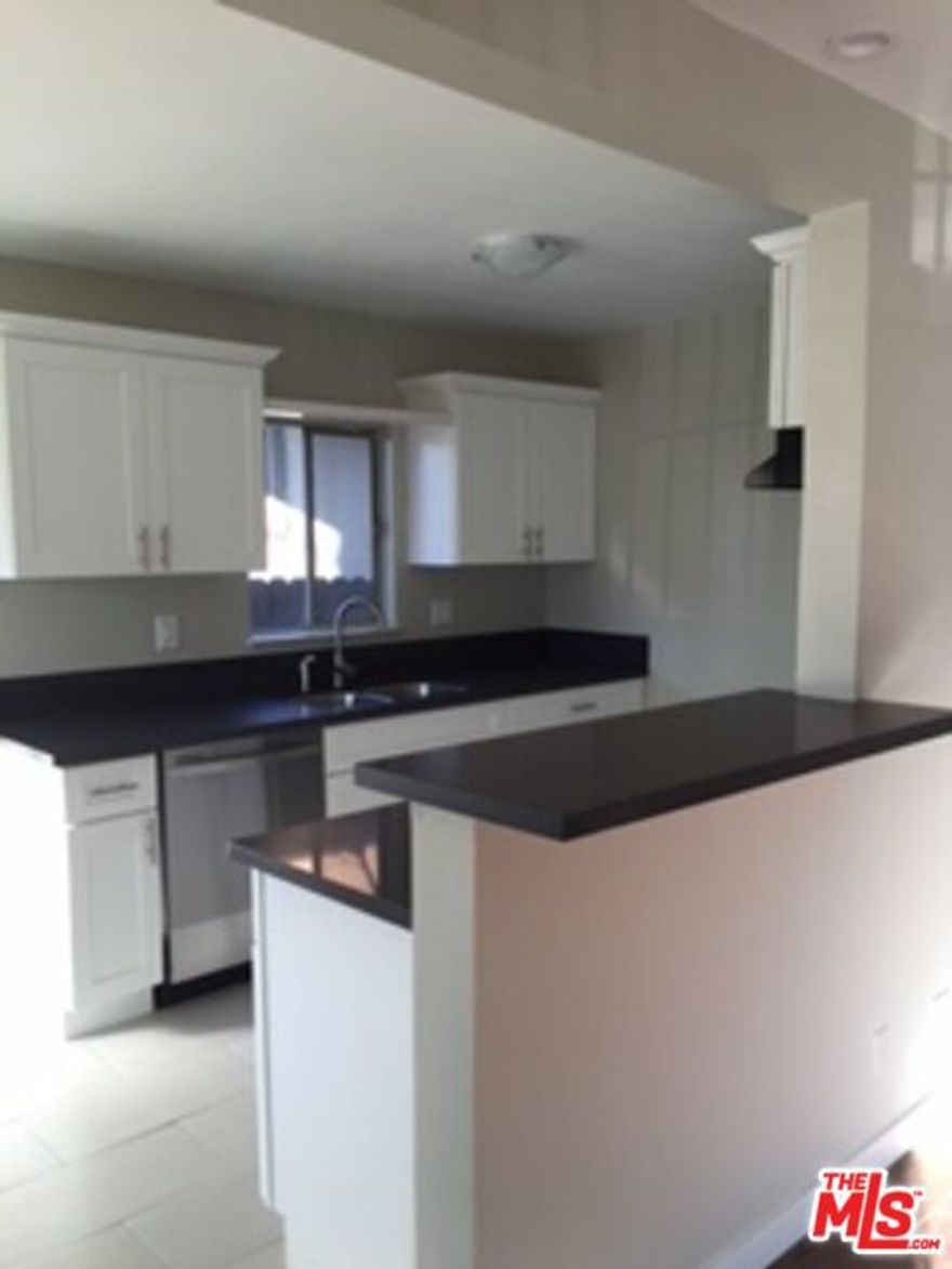 Beautiful 1 bedroom Unit Steps to Downtown Long Beach This unit has beautiful faux wood floors in the living room area with tile in diningand kitchen area. The unit also has custom base moulding throughout living room and dining room, 2 panel doors, custom two tone paintand smooth ceilings. The bathroom has that beautiful SPA FEELING with a new vanity, toilet, light fixture, tile floor and tile around thebathtub. The kitchen comes with granite counter, stainless steel sink, an oven and a dishwasher.The common areas include newlandscaping and Laundry room on site.Close to Downtown Long Beach with its many nice restaurants and stores and the Queen Maryentertainment center. Easy access to the freeway.There is plenty of street parking.