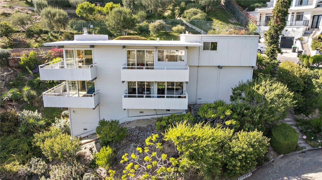 Photo of 888 Summit Drive, Laguna Beach, CA 92651 (MLS # LG26139232)