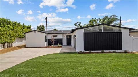 Photo of 6902 Lasaine Avenue, Lake Balboa, CA 91406 (MLS # SR26071152)