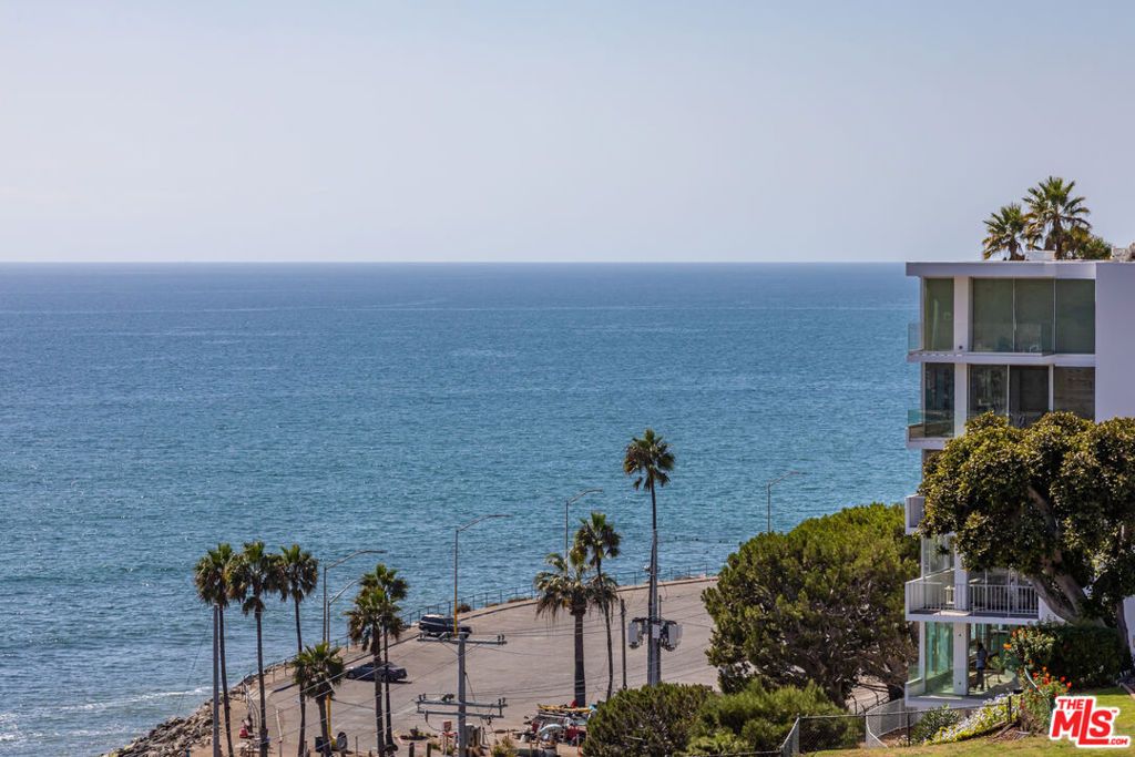Photo of 17352 W Sunset Boulevard #202, Pacific Palisades, CA 90272 (MLS # 25607031)