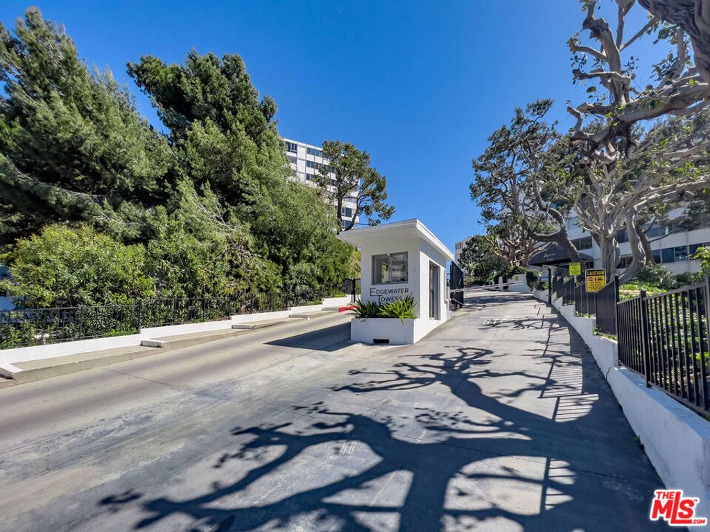 Photo of 17352 W Sunset Boulevard #202, Pacific Palisades, CA 90272 (MLS # 25607031)