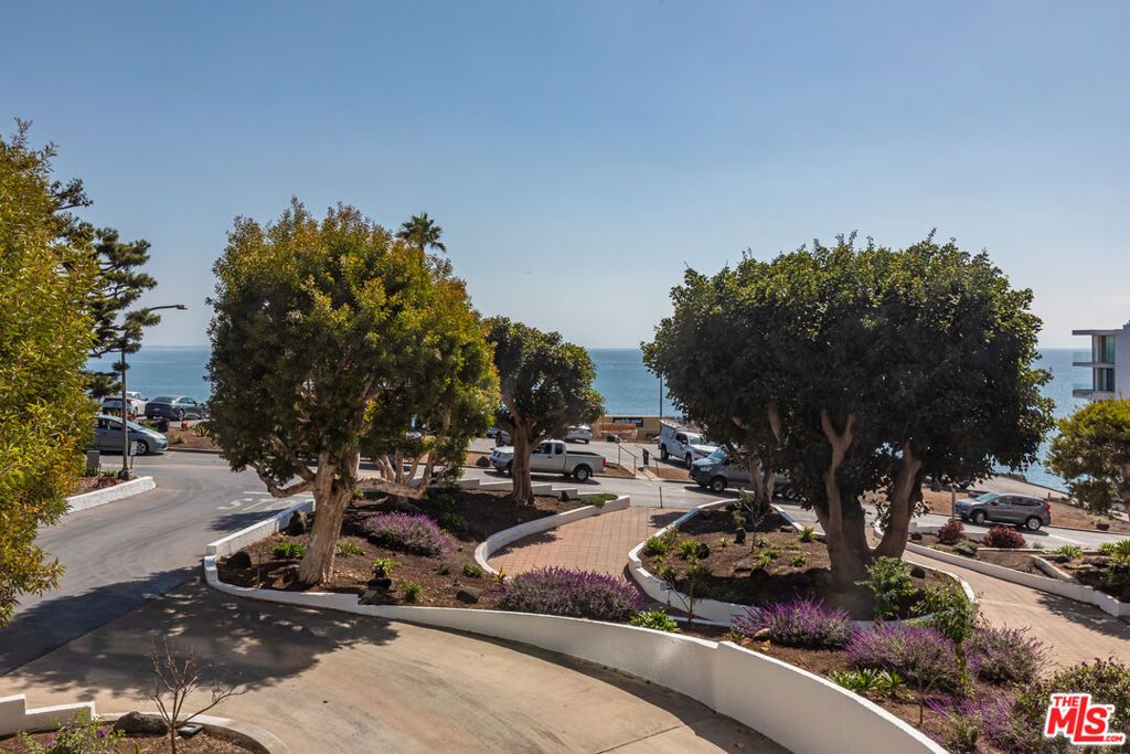 Photo of 17352 W Sunset Boulevard #202, Pacific Palisades, CA 90272 (MLS # 25607031)