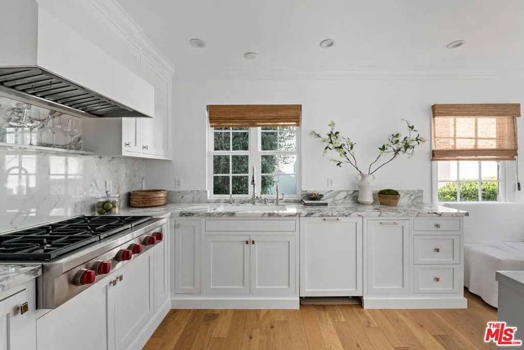 Los Angeles, California 90049, United States, 4 Bedrooms Bedrooms, ,4 BathroomsBathrooms,Residential,Active,241846