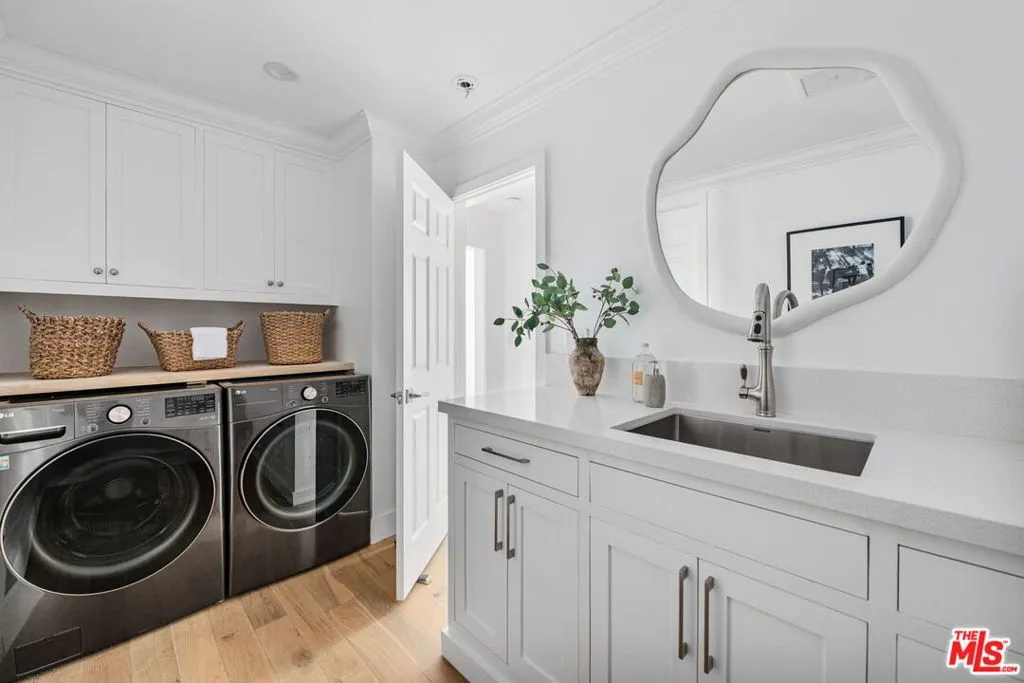 Los Angeles, California 90049, United States, 4 Bedrooms Bedrooms, ,4 BathroomsBathrooms,Residential,Active,241846