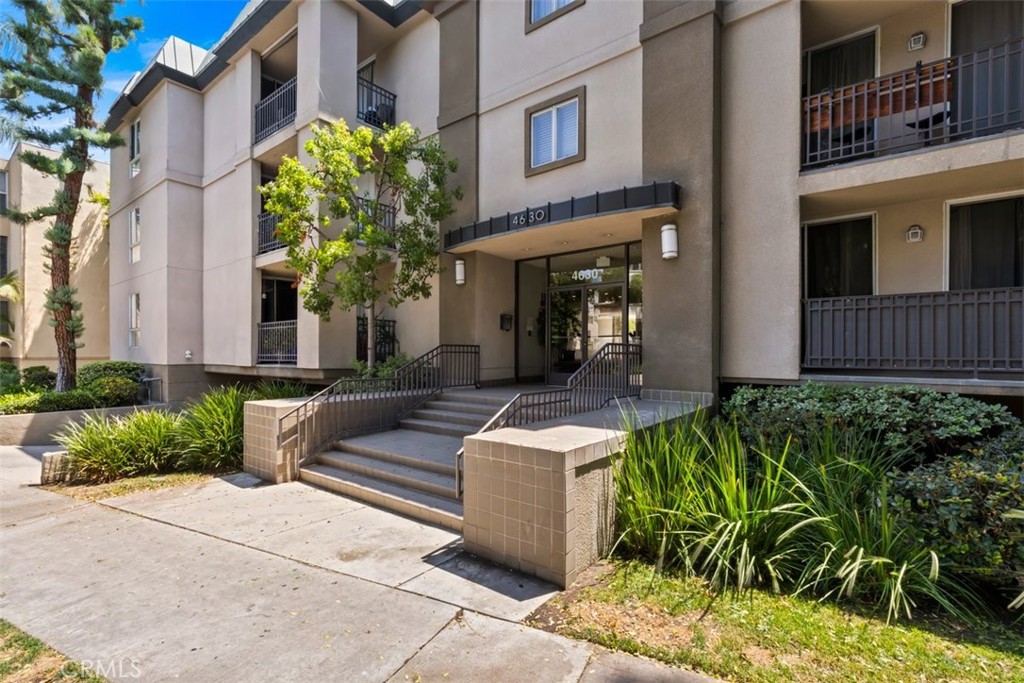Location Location Location! Spacious 2 Bedroom, 2 bath unit located in the heart of Sherman Oaks. Stroll down to Ventura Blvd to enjoy dining at Michelin Star Restaurant Anajack Thai, Mel's Diner, and Anejo Cantina, or to grab a cup of coffee at Starbucks or The Boy and the Bear Coffee Shop. The Sherman Oaks Galleria restaurants and movie theatres as well as shopping at Pavillions, Whole foods and tons more just moments away from your door!
Upon entering this spacious unit you see a formal dining area leading to an open living space perfect for entertaining. This spacious 2 Bedroom 2 Bath unit includes a Primary en Suite with 3/4 bath, dressing area and multiple roomy closets. Nice size 2nd bedroom can also be home office for the work at home professional, full bath located off the hallway for guests as well. Other features include WASHER AND DRYER IN THE UNIT, 2 car covered tandem parking, private storage unit in the garage, a community pool, community area with tables and chairs for relaxing, and BBQ. Earthquake insurance included with the HOA fee that also includes hot and cold water. EV Charging on the street in front of the building installed by LADWP! Don't miss this affordable opportunity in the heart of Sherman Oaks!