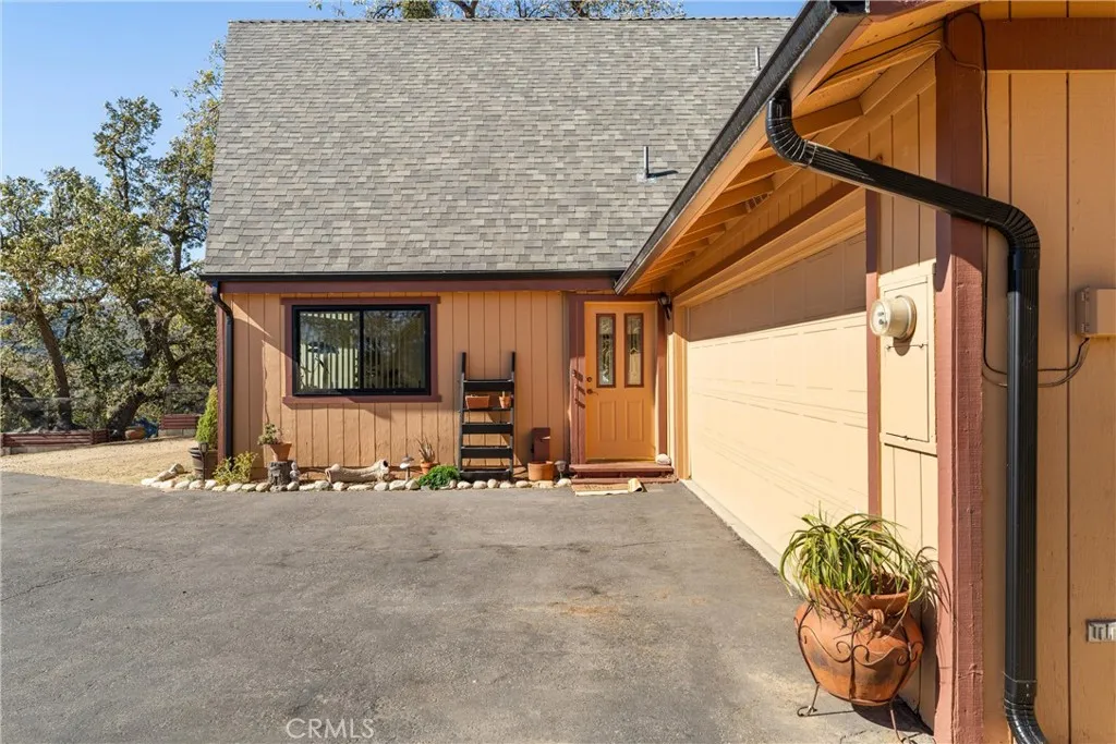 Tehachapi, California 93561, United States, 3 Bedrooms Bedrooms, ,2 BathroomsBathrooms,Residential,Active,242211