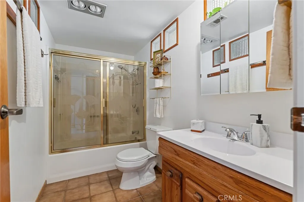 Tehachapi, California 93561, United States, 3 Bedrooms Bedrooms, ,2 BathroomsBathrooms,Residential,Active,242211