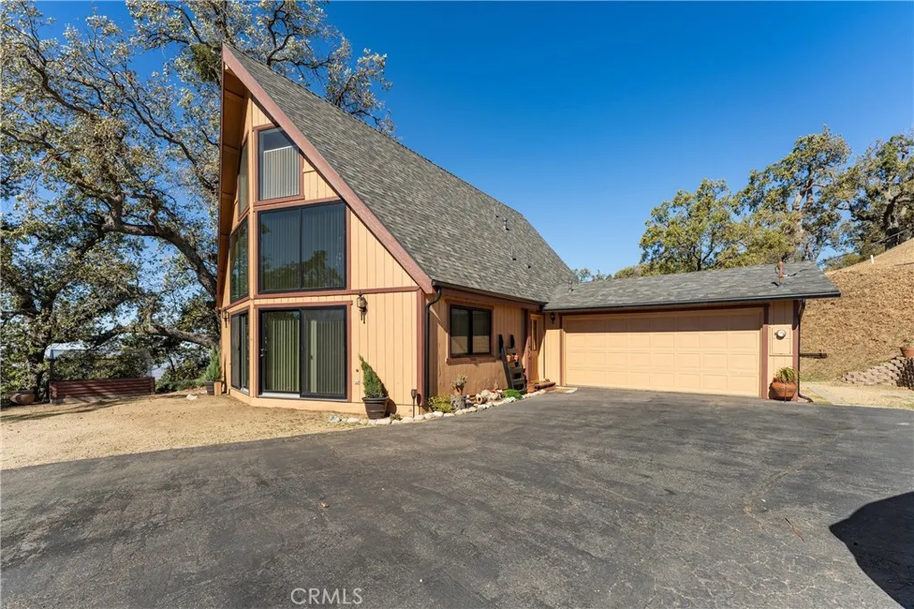 Tehachapi, California 93561, United States, 3 Bedrooms Bedrooms, ,2 BathroomsBathrooms,Residential,Active,242211